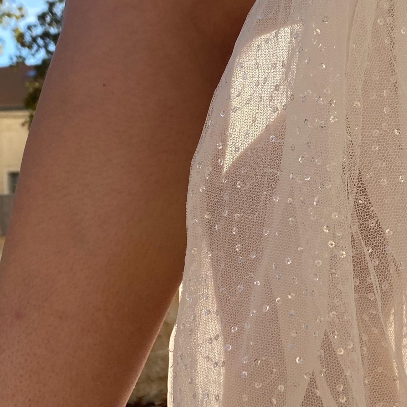 Détail d'un tulle pailleté de robe de mariée