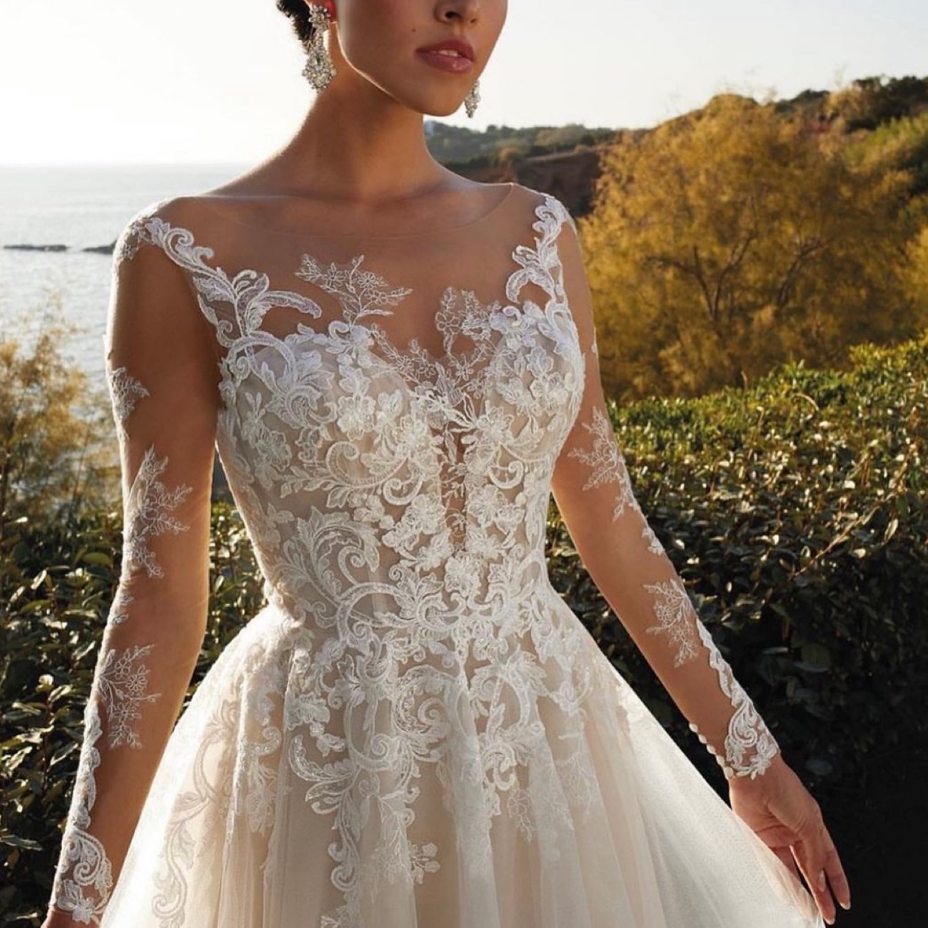 Robe de mariée en dentelle, détail du bustier — Au Petit Paris