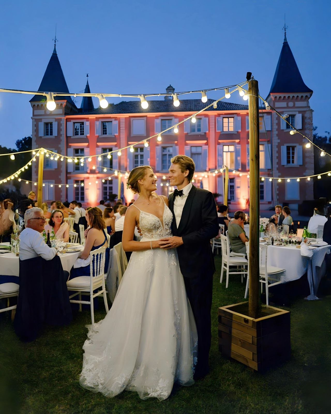 Mariés au château, à l'heure dorée — Au Petit Paris, Béziers